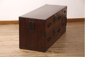 箪笥をローボードにリメイク!天板裏を補強し、側面の出張った金具は撤去。上段引き出しをフラップダウン仕様に変更。