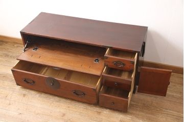 箪笥をローボードにリメイク!天板裏を補強し、側面の出張った金具は撤去。上段引き出しをフラップダウン仕様に変更。