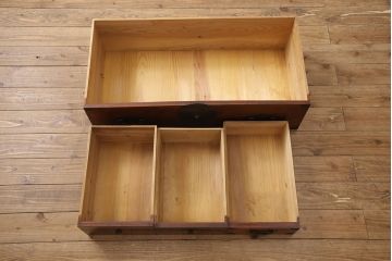 箪笥をローボードにリメイク!天板裏を補強し、側面の出張った金具は撤去。上段引き出しをフラップダウン仕様に変更。