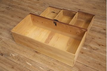 箪笥をローボードにリメイク!天板裏を補強し、側面の出張った金具は撤去。上段引き出しをフラップダウン仕様に変更。