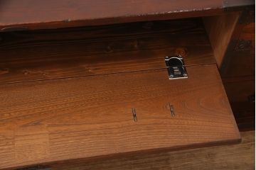 箪笥をローボードにリメイク!天板裏を補強し、側面の出張った金具は撤去。上段引き出しをフラップダウン仕様に変更。