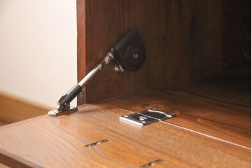 箪笥をローボードにリメイク!天板裏を補強し、側面の出張った金具は撤去。上段引き出しをフラップダウン仕様に変更。