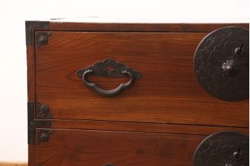 箪笥をローボードにリメイク!天板裏を補強し、側面の出張った金具は撤去。上段引き出しをフラップダウン仕様に変更。