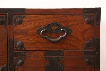 箪笥をローボードにリメイク!天板裏を補強し、側面の出張った金具は撤去。上段引き出しをフラップダウン仕様に変更。