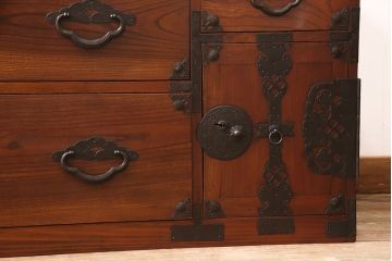 箪笥をローボードにリメイク!天板裏を補強し、側面の出張った金具は撤去。上段引き出しをフラップダウン仕様に変更。