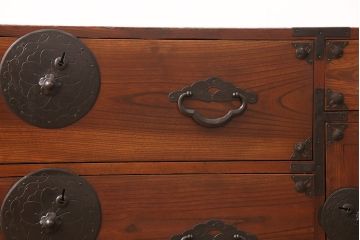 箪笥をローボードにリメイク!天板裏を補強し、側面の出張った金具は撤去。上段引き出しをフラップダウン仕様に変更。