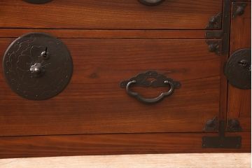 箪笥をローボードにリメイク!天板裏を補強し、側面の出張った金具は撤去。上段引き出しをフラップダウン仕様に変更。