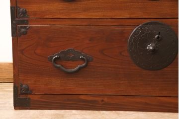 箪笥をローボードにリメイク!天板裏を補強し、側面の出張った金具は撤去。上段引き出しをフラップダウン仕様に変更。