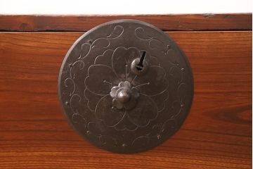 箪笥をローボードにリメイク!天板裏を補強し、側面の出張った金具は撤去。上段引き出しをフラップダウン仕様に変更。