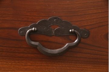 箪笥をローボードにリメイク!天板裏を補強し、側面の出張った金具は撤去。上段引き出しをフラップダウン仕様に変更。
