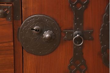 箪笥をローボードにリメイク!天板裏を補強し、側面の出張った金具は撤去。上段引き出しをフラップダウン仕様に変更。