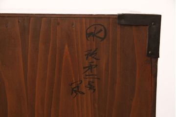 箪笥をローボードにリメイク!天板裏を補強し、側面の出張った金具は撤去。上段引き出しをフラップダウン仕様に変更。