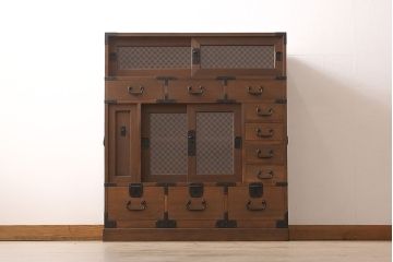 箪笥の引き戸にガラスを入れてリメイク!高品質リペアを施し、板戸を組子ガラスに変更。オーク系に着色仕上げ。