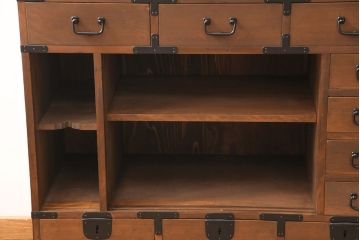 箪笥の引き戸にガラスを入れてリメイク!高品質リペアを施し、板戸を組子ガラスに変更。オーク系に着色仕上げ。