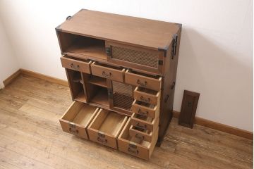 箪笥の引き戸にガラスを入れてリメイク!高品質リペアを施し、板戸を組子ガラスに変更。オーク系に着色仕上げ。