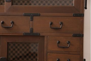 箪笥の引き戸にガラスを入れてリメイク!高品質リペアを施し、板戸を組子ガラスに変更。オーク系に着色仕上げ。