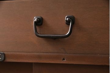 箪笥の引き戸にガラスを入れてリメイク!高品質リペアを施し、板戸を組子ガラスに変更。オーク系に着色仕上げ。
