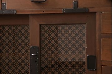 箪笥の引き戸にガラスを入れてリメイク!高品質リペアを施し、板戸を組子ガラスに変更。オーク系に着色仕上げ。