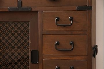 箪笥の引き戸にガラスを入れてリメイク!高品質リペアを施し、板戸を組子ガラスに変更。オーク系に着色仕上げ。