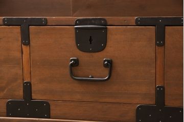 箪笥の引き戸にガラスを入れてリメイク!高品質リペアを施し、板戸を組子ガラスに変更。オーク系に着色仕上げ。