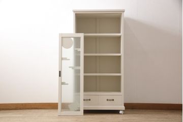 3段重ね桐箪笥をキャビネットとキッチンカウンターにリメイク!キャビネットは引き戸に透かし模様、モールガラスをはめ込み、内部は可動式タイプの棚板を設置。新たに引き出し2杯を製作。キッチンカウンターは引き出しにスライドレールを取り付け、天板には耐熱タイルとコンセントを設置。いずれもキャスターを取り付け、ペイント仕上げ。