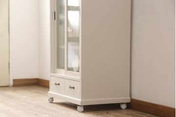 3段重ね桐箪笥をキャビネットとキッチンカウンターにリメイク!キャビネットは引き戸に透かし模様、モールガラスをはめ込み、内部は可動式タイプの棚板を設置。新たに引き出し2杯を製作。キッチンカウンターは引き出しにスライドレールを取り付け、天板には耐熱タイルとコンセントを設置。いずれもキャスターを取り付け、ペイント仕上げ。