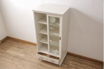 3段重ね桐箪笥をキャビネットとキッチンカウンターにリメイク!キャビネットは引き戸に透かし模様、モールガラスをはめ込み、内部は可動式タイプの棚板を設置。新たに引き出し2杯を製作。キッチンカウンターは引き出しにスライドレールを取り付け、天板には耐熱タイルとコンセントを設置。いずれもキャスターを取り付け、ペイント仕上げ。