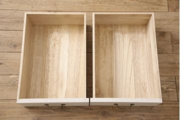 3段重ね桐箪笥をキャビネットとキッチンカウンターにリメイク!キャビネットは引き戸に透かし模様、モールガラスをはめ込み、内部は可動式タイプの棚板を設置。新たに引き出し2杯を製作。キッチンカウンターは引き出しにスライドレールを取り付け、天板には耐熱タイルとコンセントを設置。いずれもキャスターを取り付け、ペイント仕上げ。