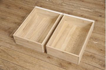 3段重ね桐箪笥をキャビネットとキッチンカウンターにリメイク!キャビネットは引き戸に透かし模様、モールガラスをはめ込み、内部は可動式タイプの棚板を設置。新たに引き出し2杯を製作。キッチンカウンターは引き出しにスライドレールを取り付け、天板には耐熱タイルとコンセントを設置。いずれもキャスターを取り付け、ペイント仕上げ。