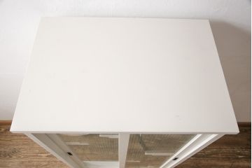 3段重ね桐箪笥をキャビネットとキッチンカウンターにリメイク!キャビネットは引き戸に透かし模様、モールガラスをはめ込み、内部は可動式タイプの棚板を設置。新たに引き出し2杯を製作。キッチンカウンターは引き出しにスライドレールを取り付け、天板には耐熱タイルとコンセントを設置。いずれもキャスターを取り付け、ペイント仕上げ。