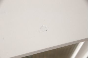 3段重ね桐箪笥をキャビネットとキッチンカウンターにリメイク!キャビネットは引き戸に透かし模様、モールガラスをはめ込み、内部は可動式タイプの棚板を設置。新たに引き出し2杯を製作。キッチンカウンターは引き出しにスライドレールを取り付け、天板には耐熱タイルとコンセントを設置。いずれもキャスターを取り付け、ペイント仕上げ。