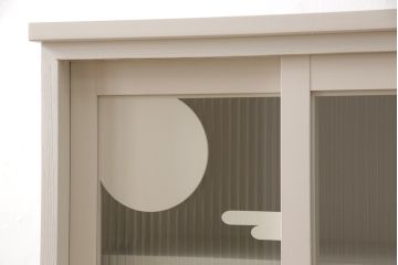 3段重ね桐箪笥をキャビネットとキッチンカウンターにリメイク!キャビネットは引き戸に透かし模様、モールガラスをはめ込み、内部は可動式タイプの棚板を設置。新たに引き出し2杯を製作。キッチンカウンターは引き出しにスライドレールを取り付け、天板には耐熱タイルとコンセントを設置。いずれもキャスターを取り付け、ペイント仕上げ。