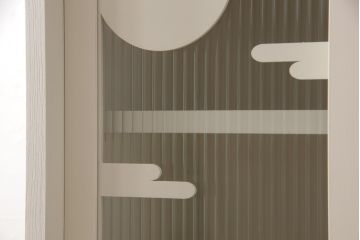 3段重ね桐箪笥をキャビネットとキッチンカウンターにリメイク!キャビネットは引き戸に透かし模様、モールガラスをはめ込み、内部は可動式タイプの棚板を設置。新たに引き出し2杯を製作。キッチンカウンターは引き出しにスライドレールを取り付け、天板には耐熱タイルとコンセントを設置。いずれもキャスターを取り付け、ペイント仕上げ。