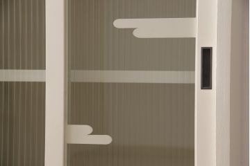 3段重ね桐箪笥をキャビネットとキッチンカウンターにリメイク!キャビネットは引き戸に透かし模様、モールガラスをはめ込み、内部は可動式タイプの棚板を設置。新たに引き出し2杯を製作。キッチンカウンターは引き出しにスライドレールを取り付け、天板には耐熱タイルとコンセントを設置。いずれもキャスターを取り付け、ペイント仕上げ。