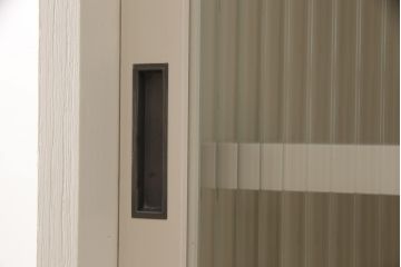 3段重ね桐箪笥をキャビネットとキッチンカウンターにリメイク!キャビネットは引き戸に透かし模様、モールガラスをはめ込み、内部は可動式タイプの棚板を設置。新たに引き出し2杯を製作。キッチンカウンターは引き出しにスライドレールを取り付け、天板には耐熱タイルとコンセントを設置。いずれもキャスターを取り付け、ペイント仕上げ。