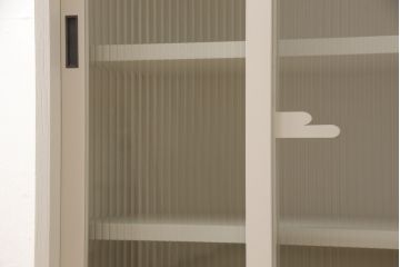 3段重ね桐箪笥をキャビネットとキッチンカウンターにリメイク!キャビネットは引き戸に透かし模様、モールガラスをはめ込み、内部は可動式タイプの棚板を設置。新たに引き出し2杯を製作。キッチンカウンターは引き出しにスライドレールを取り付け、天板には耐熱タイルとコンセントを設置。いずれもキャスターを取り付け、ペイント仕上げ。