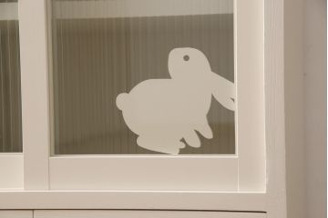 3段重ね桐箪笥をキャビネットとキッチンカウンターにリメイク!キャビネットは引き戸に透かし模様、モールガラスをはめ込み、内部は可動式タイプの棚板を設置。新たに引き出し2杯を製作。キッチンカウンターは引き出しにスライドレールを取り付け、天板には耐熱タイルとコンセントを設置。いずれもキャスターを取り付け、ペイント仕上げ。