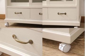 3段重ね桐箪笥をキャビネットとキッチンカウンターにリメイク!キャビネットは引き戸に透かし模様、モールガラスをはめ込み、内部は可動式タイプの棚板を設置。新たに引き出し2杯を製作。キッチンカウンターは引き出しにスライドレールを取り付け、天板には耐熱タイルとコンセントを設置。いずれもキャスターを取り付け、ペイント仕上げ。
