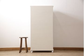 3段重ね桐箪笥をキャビネットとキッチンカウンターにリメイク!キャビネットは引き戸に透かし模様、モールガラスをはめ込み、内部は可動式タイプの棚板を設置。新たに引き出し2杯を製作。キッチンカウンターは引き出しにスライドレールを取り付け、天板には耐熱タイルとコンセントを設置。いずれもキャスターを取り付け、ペイント仕上げ。