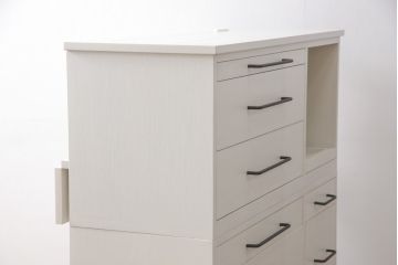 3段重ね桐箪笥をキャビネットとキッチンカウンターにリメイク!キャビネットは引き戸に透かし模様、モールガラスをはめ込み、内部は可動式タイプの棚板を設置。新たに引き出し2杯を製作。キッチンカウンターは引き出しにスライドレールを取り付け、天板には耐熱タイルとコンセントを設置。いずれもキャスターを取り付け、ペイント仕上げ。