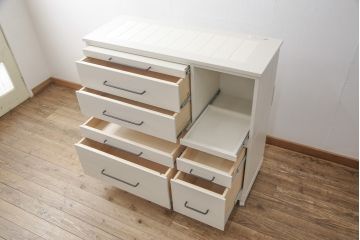 3段重ね桐箪笥をキャビネットとキッチンカウンターにリメイク!キャビネットは引き戸に透かし模様、モールガラスをはめ込み、内部は可動式タイプの棚板を設置。新たに引き出し2杯を製作。キッチンカウンターは引き出しにスライドレールを取り付け、天板には耐熱タイルとコンセントを設置。いずれもキャスターを取り付け、ペイント仕上げ。