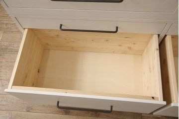 3段重ね桐箪笥をキャビネットとキッチンカウンターにリメイク!キャビネットは引き戸に透かし模様、モールガラスをはめ込み、内部は可動式タイプの棚板を設置。新たに引き出し2杯を製作。キッチンカウンターは引き出しにスライドレールを取り付け、天板には耐熱タイルとコンセントを設置。いずれもキャスターを取り付け、ペイント仕上げ。