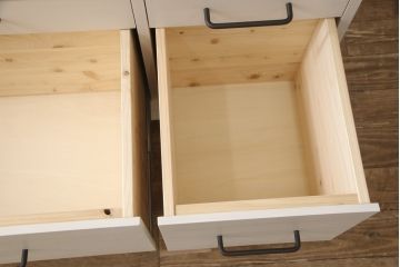 3段重ね桐箪笥をキャビネットとキッチンカウンターにリメイク!キャビネットは引き戸に透かし模様、モールガラスをはめ込み、内部は可動式タイプの棚板を設置。新たに引き出し2杯を製作。キッチンカウンターは引き出しにスライドレールを取り付け、天板には耐熱タイルとコンセントを設置。いずれもキャスターを取り付け、ペイント仕上げ。