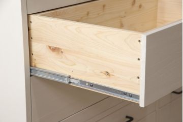 3段重ね桐箪笥をキャビネットとキッチンカウンターにリメイク!キャビネットは引き戸に透かし模様、モールガラスをはめ込み、内部は可動式タイプの棚板を設置。新たに引き出し2杯を製作。キッチンカウンターは引き出しにスライドレールを取り付け、天板には耐熱タイルとコンセントを設置。いずれもキャスターを取り付け、ペイント仕上げ。