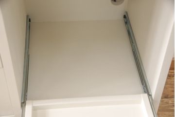 3段重ね桐箪笥をキャビネットとキッチンカウンターにリメイク!キャビネットは引き戸に透かし模様、モールガラスをはめ込み、内部は可動式タイプの棚板を設置。新たに引き出し2杯を製作。キッチンカウンターは引き出しにスライドレールを取り付け、天板には耐熱タイルとコンセントを設置。いずれもキャスターを取り付け、ペイント仕上げ。
