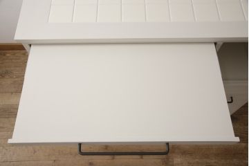 3段重ね桐箪笥をキャビネットとキッチンカウンターにリメイク!キャビネットは引き戸に透かし模様、モールガラスをはめ込み、内部は可動式タイプの棚板を設置。新たに引き出し2杯を製作。キッチンカウンターは引き出しにスライドレールを取り付け、天板には耐熱タイルとコンセントを設置。いずれもキャスターを取り付け、ペイント仕上げ。