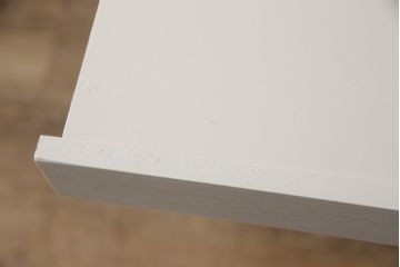 3段重ね桐箪笥をキャビネットとキッチンカウンターにリメイク!キャビネットは引き戸に透かし模様、モールガラスをはめ込み、内部は可動式タイプの棚板を設置。新たに引き出し2杯を製作。キッチンカウンターは引き出しにスライドレールを取り付け、天板には耐熱タイルとコンセントを設置。いずれもキャスターを取り付け、ペイント仕上げ。