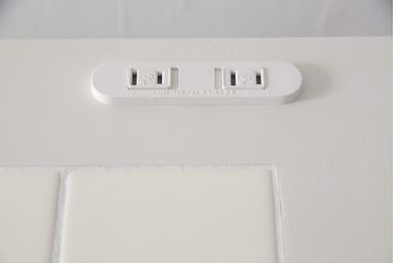 3段重ね桐箪笥をキャビネットとキッチンカウンターにリメイク!キャビネットは引き戸に透かし模様、モールガラスをはめ込み、内部は可動式タイプの棚板を設置。新たに引き出し2杯を製作。キッチンカウンターは引き出しにスライドレールを取り付け、天板には耐熱タイルとコンセントを設置。いずれもキャスターを取り付け、ペイント仕上げ。