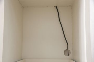 3段重ね桐箪笥をキャビネットとキッチンカウンターにリメイク!キャビネットは引き戸に透かし模様、モールガラスをはめ込み、内部は可動式タイプの棚板を設置。新たに引き出し2杯を製作。キッチンカウンターは引き出しにスライドレールを取り付け、天板には耐熱タイルとコンセントを設置。いずれもキャスターを取り付け、ペイント仕上げ。