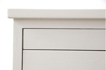 3段重ね桐箪笥をキャビネットとキッチンカウンターにリメイク!キャビネットは引き戸に透かし模様、モールガラスをはめ込み、内部は可動式タイプの棚板を設置。新たに引き出し2杯を製作。キッチンカウンターは引き出しにスライドレールを取り付け、天板には耐熱タイルとコンセントを設置。いずれもキャスターを取り付け、ペイント仕上げ。